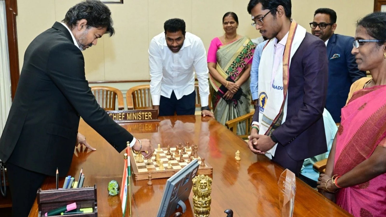 பிரக்ஞானந்தாவுக்கு ₹50 லட்சம் ஊக்கத்தொகை! செஸ் விளையாடி வாழ்த்திய முதல்வர் விஜய்!