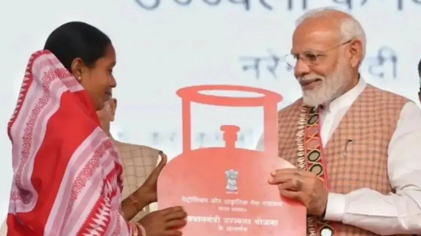 ஏழை எளிய மக்களுக்குப் பேரதிர்ச்சி! உஜ்வாலா திட்ட மானிய சிலிண்டர்களின் எண்ணிக்கை 4 ஆக அதிரடி குறைப்பு!