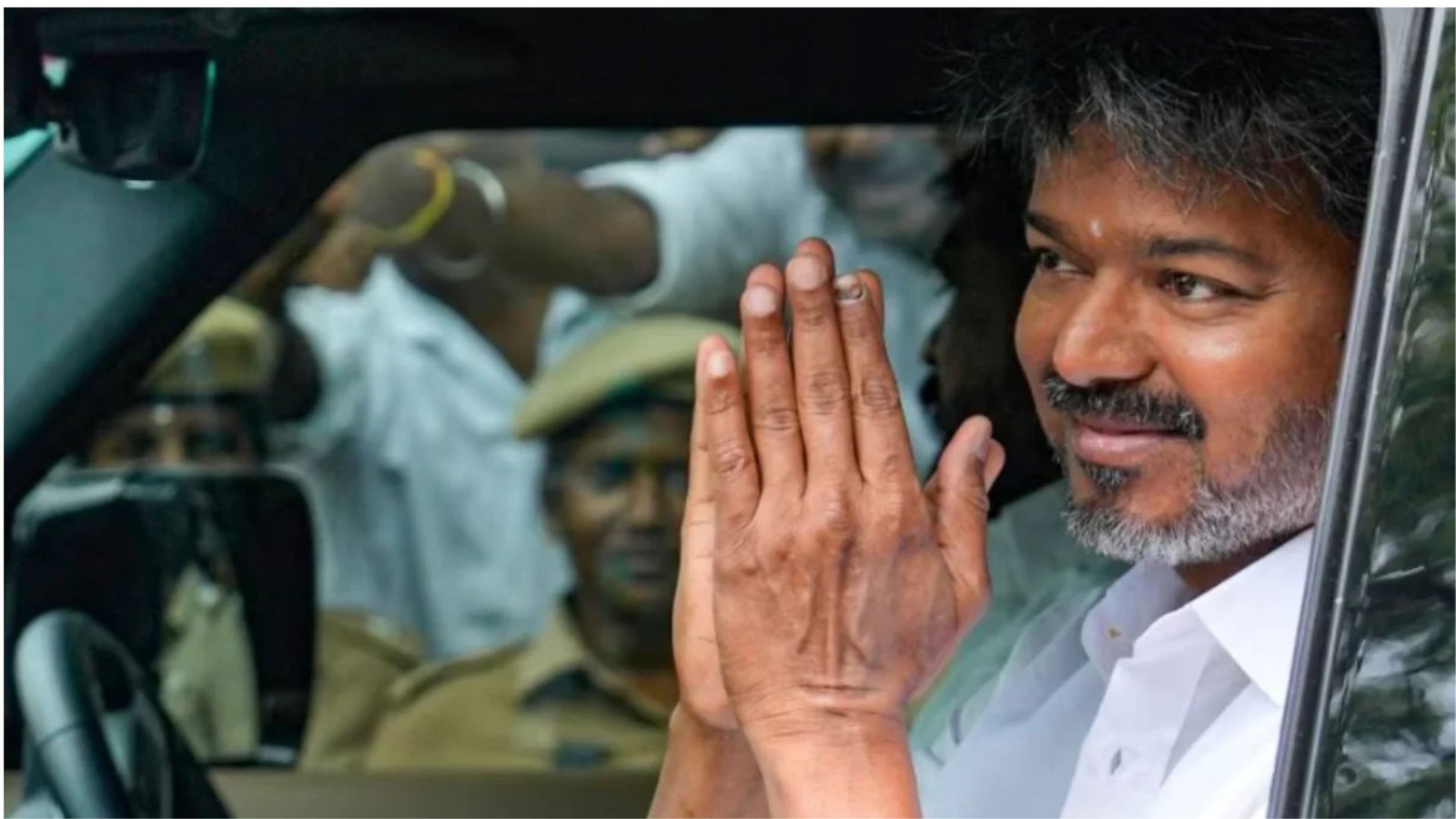 மெரினாவில் ஸ்தம்பித்த டிராபிக்! முதல்வர் விஜய் பேருந்தில் செல்ல 15 நிமிடம் வாகனங்கள் நிறுத்தம்! போலீசாருடன் வாகன ஓட்டிகள் வாக்குவாதம்!