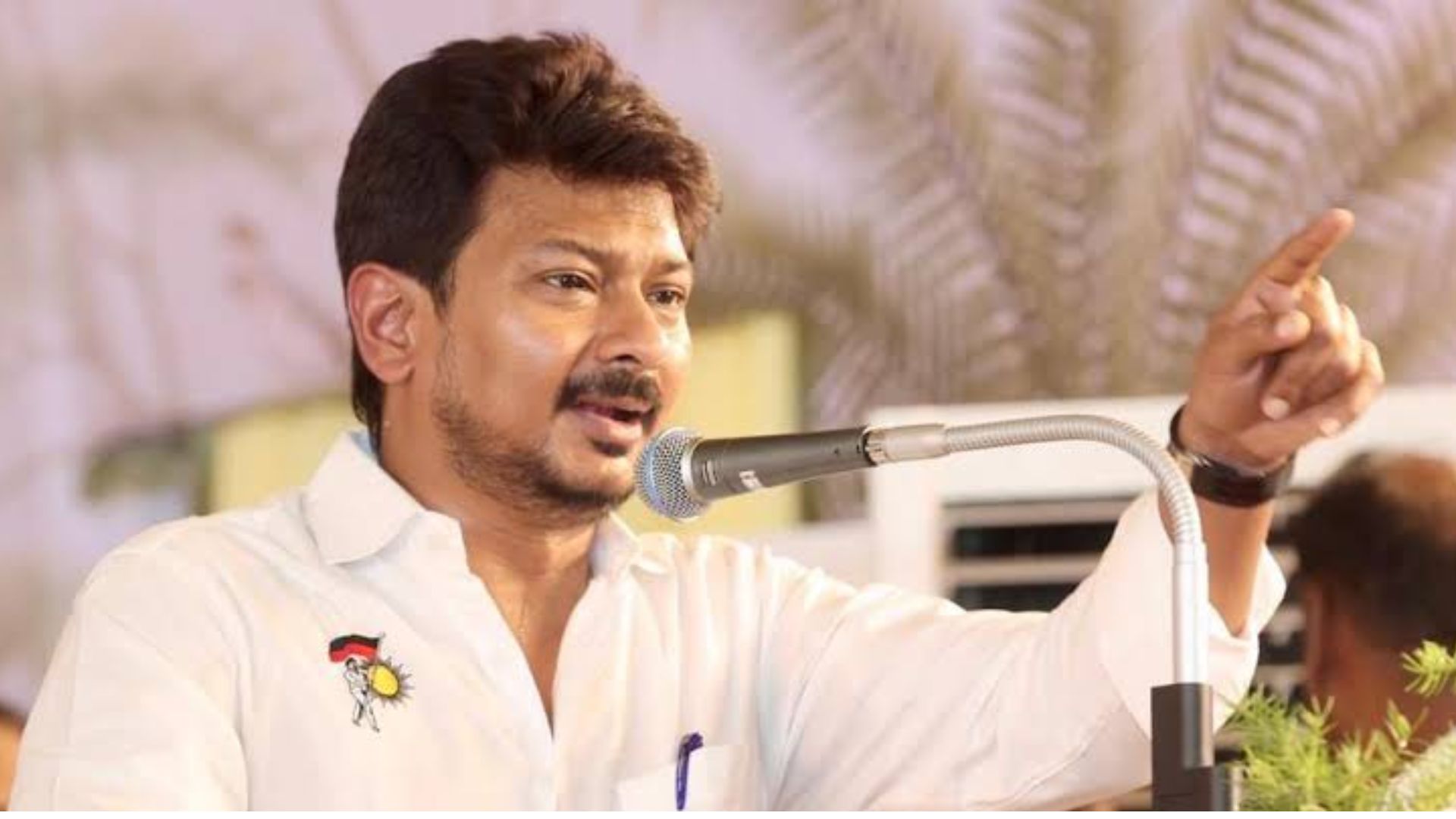 “உச்சத்தில் ஆளுங்கட்சியின் ஆள்பிடிக்கும் அரசியல்!” — தவெக அரசை வெளுத்து வாங்கிய உதயநிதி ஸ்டாலின்!