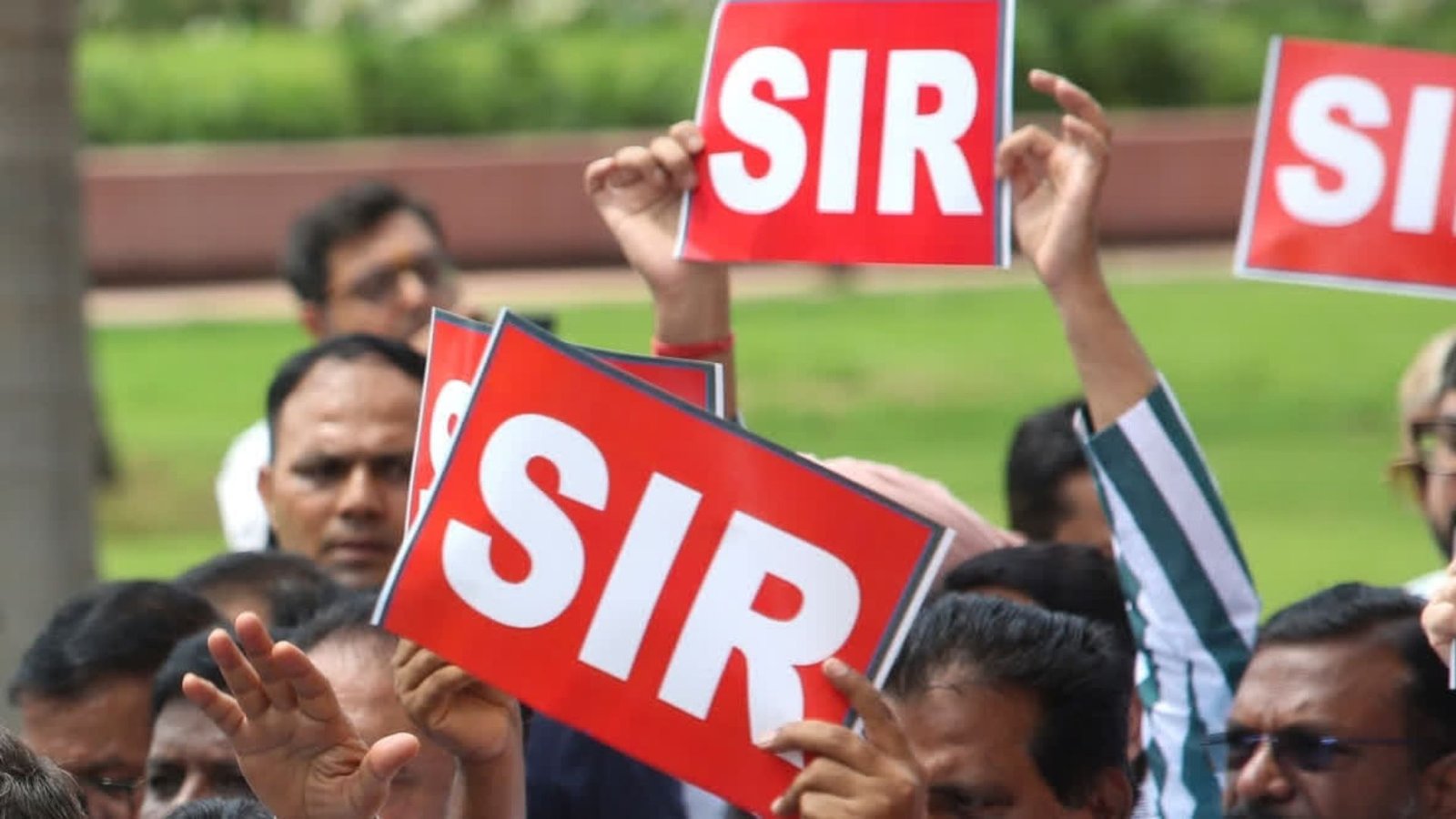 பூட்டு போடப்படும் குடியுரிமை! மூத்த பத்திரிகையாளர் ஆர். ராஜகோபாலின் பாஸ்போர்ட் சர்ச்சை! ஜனநாயகத்தின் ‘கில் ஸ்விட்ச்’ ஆக மாறும் தேர்தல் ஆணையத்தின் SIR கணக்கெடுப்பு!
