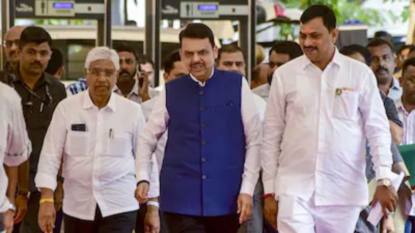 “நாய்கூட மதிக்காதவர்கள் சமூக வலைதளங்களில் திட்டுகிறார்கள்!” – மிஸ்ஸிங் லிங்க் திட்ட விமர்சகர்களைச் சாடிய ஃபட்னாவிஸ்! மகாராஷ்டிராவில் வெடிக்கும் பெரும் அரசியல் போர்!