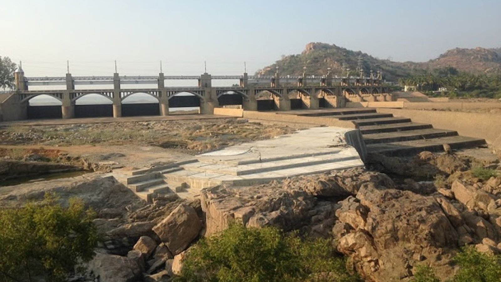 மேட்டூர் காவிரிக்கரையில் மெகா தொல்லியல் கண்டுபிடிப்பு! 3,600 ஆண்டுகளுக்கு முந்தைய மனித எலும்புக்கூடுகள் கண்டெடுப்பு! இரும்பு வாள், முதுமக்கள் தாழிகளும் சிக்கின!