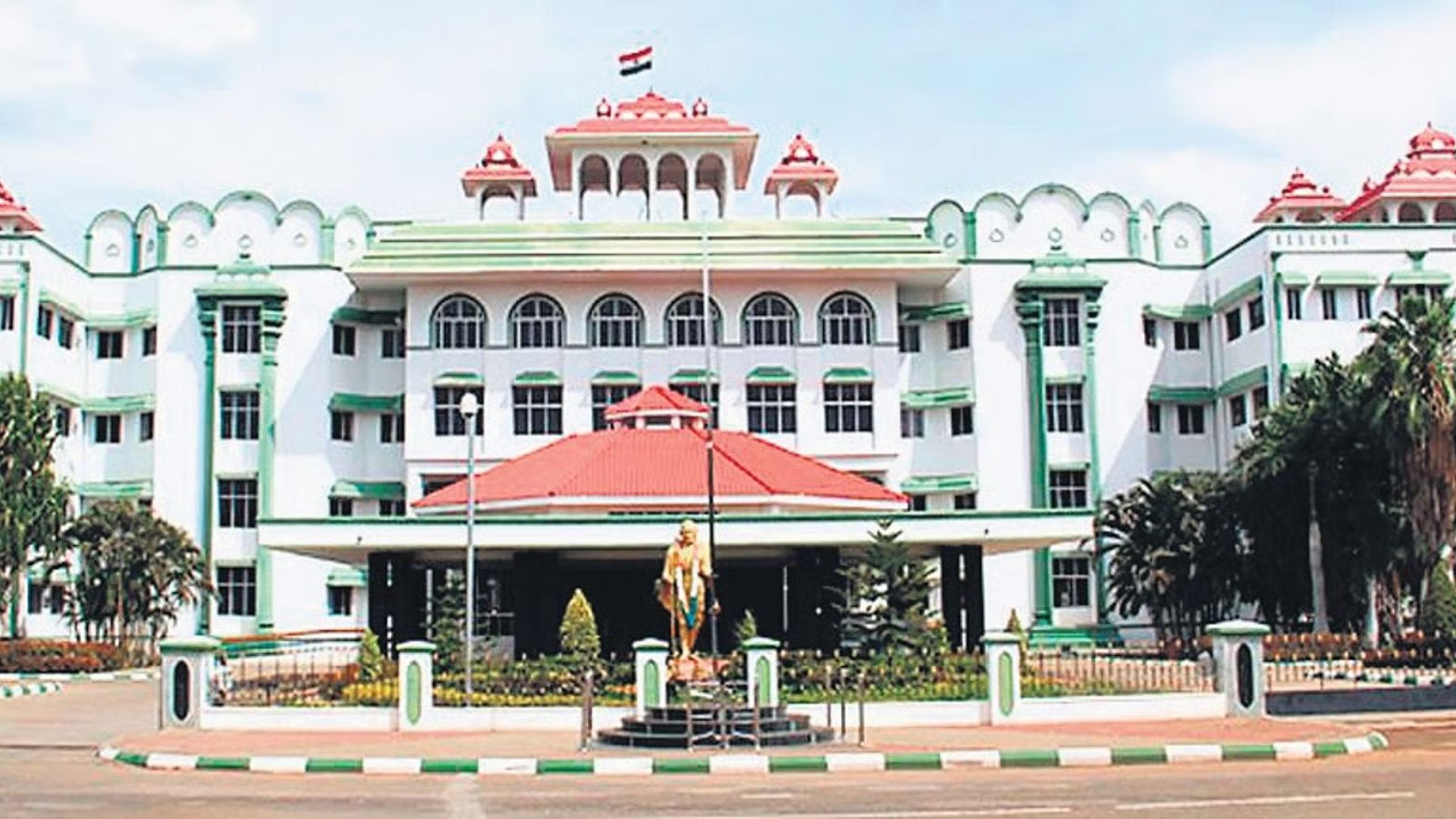 கரூரில் 3,084 ஏக்கர் கோயில் நில விவகாரம்! கலெக்டர் உத்தரவுக்குத் தடை விதிக்க ஐகோர்ட் மறுப்பு! தமிழக அரசு நீதிமன்றத்தில் வைத்த அதிரடி வாதம்!