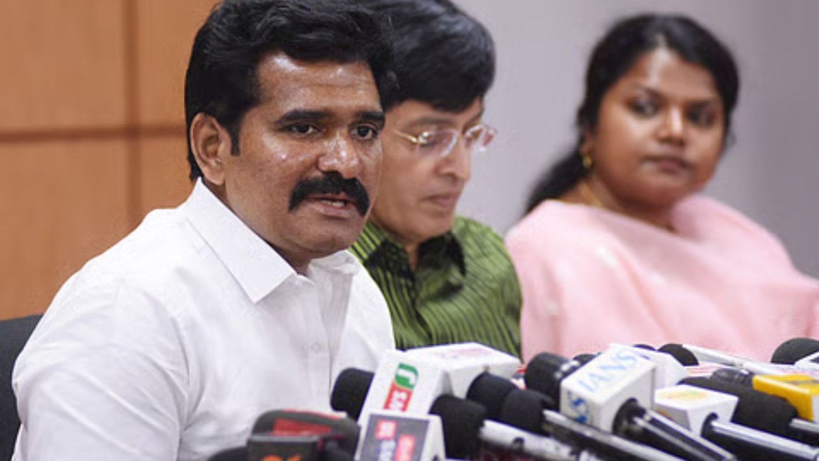 அமைச்சர் நிர்மல் குமார் மனைவிக்குச் சிறப்புச் சலுகை! கலந்தாய்வே இல்லாமல் தன்னிச்சையான பணியிட மாறுதல்! ஆசிரியர் அமைப்புகள் மத்தியில் கிளம்பியது புதிய சர்ச்சை!