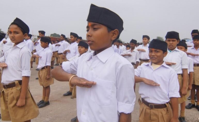 கோவையில் பெரும் பரபரப்பு! அரசுப் பள்ளியில் ஆர்.எஸ்.எஸ் (RSS) சாஹா பயிற்சி! பயிற்சி அளித்தவர் மீது நடவடிக்கை எடுக்கக் கோரி ஆட்சியர், கமிஷனரிடம் புகார்!