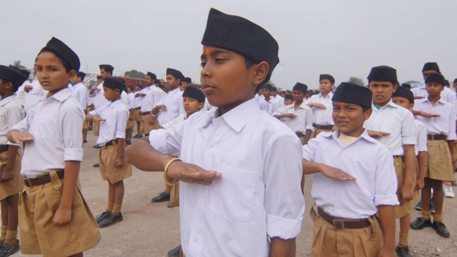 கோவையில் பெரும் பரபரப்பு! அரசுப் பள்ளியில் ஆர்.எஸ்.எஸ் (RSS) சாஹா பயிற்சி! பயிற்சி அளித்தவர் மீது நடவடிக்கை எடுக்கக் கோரி ஆட்சியர், கமிஷனரிடம் புகார்!
