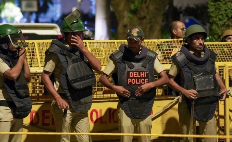 டெல்லியில் அதிரடி திருப்பம்! காவல் ஆணையருக்குக் கூடுதல் அதிகாரம்! தேசிய பாதுகாப்புச் சட்டத்தில் கைது செய்ய அனுமதி! துணைநிலை ஆளுநர் அதிரடி அரசாணை!