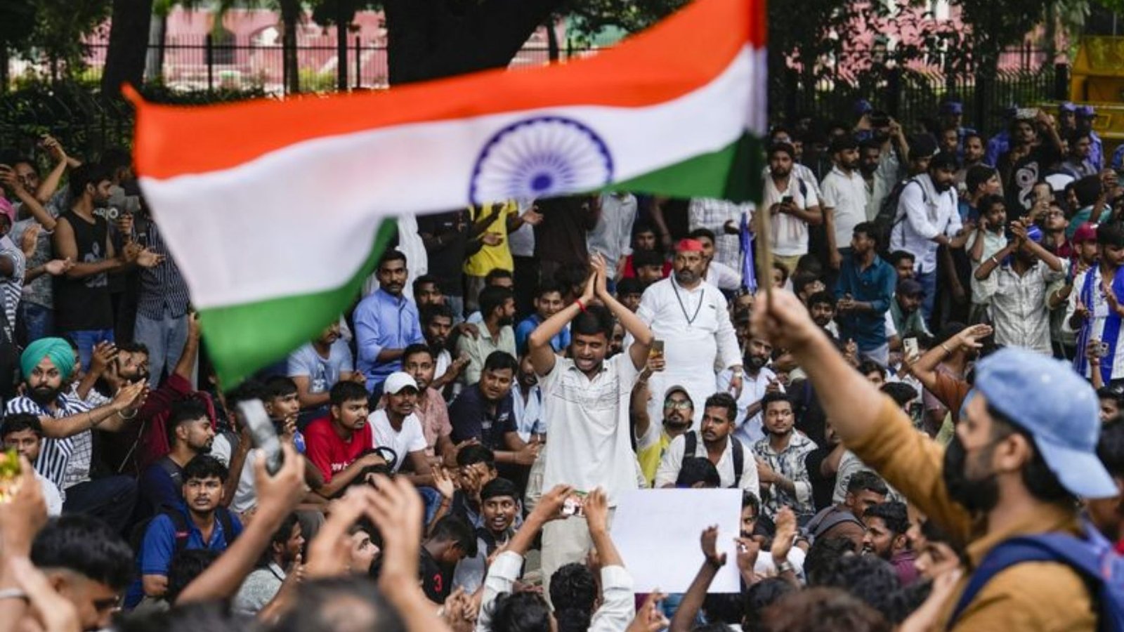 டெல்லியில் அதிரடி நடவடிக்கை! இணையதளம் முழுமையாக முடக்கம்! கரப்பான் பூச்சி கட்சியினரின் போராட்டத்தால் மத்திய அரசு அதிரடி உத்தரவு!