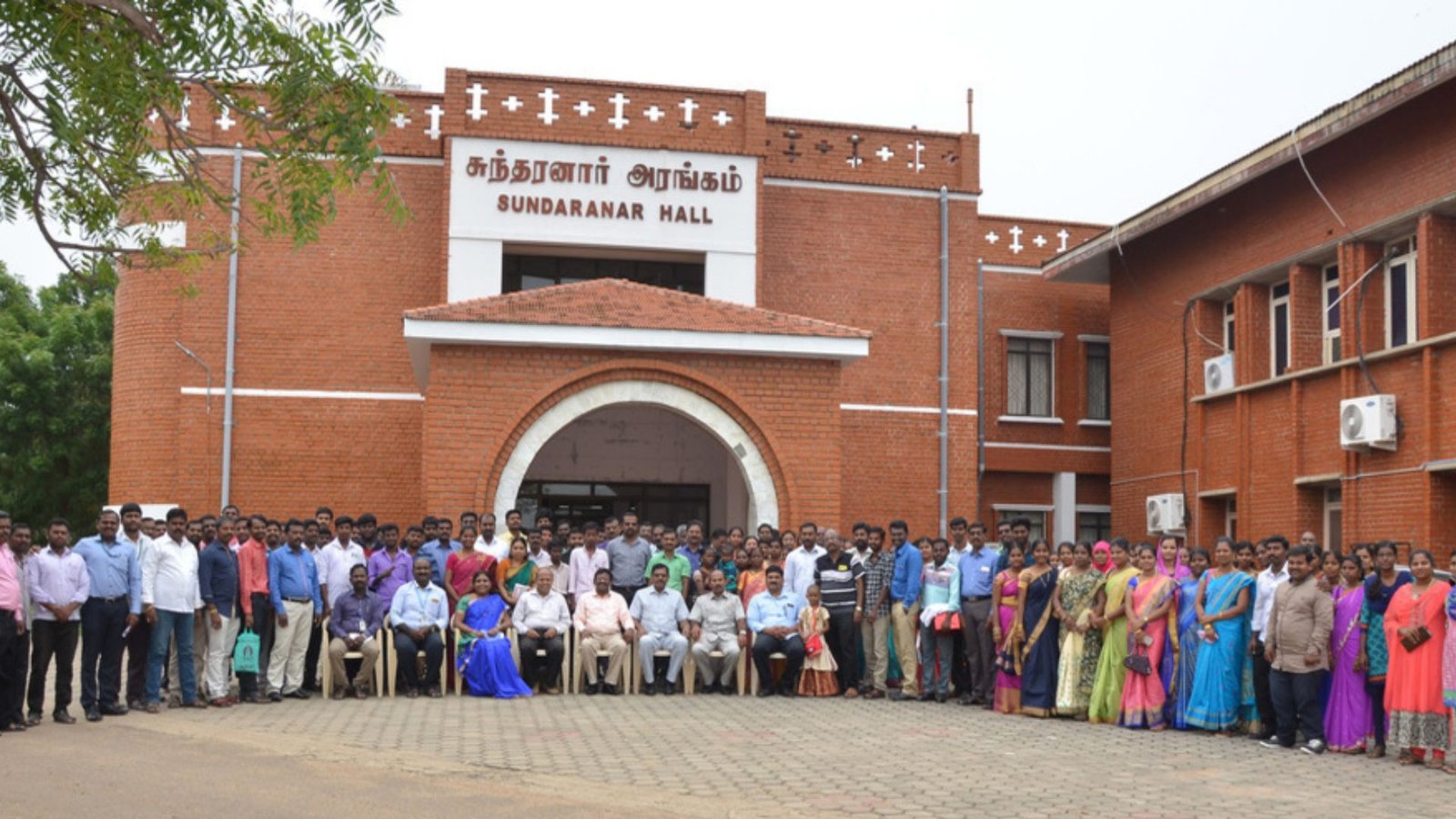 நெல்லை பல்கலைக் கழகத்தில் பெரும் பரபரப்பு! ஆளுநர் பங்கேற்கும் பட்டமளிப்பு விழாவிற்கு மாணவர்கள் எதிர்ப்பு! 113 பேருக்கு மட்டும் பட்டம் வழங்குவதால் கொந்தளிப்பு!