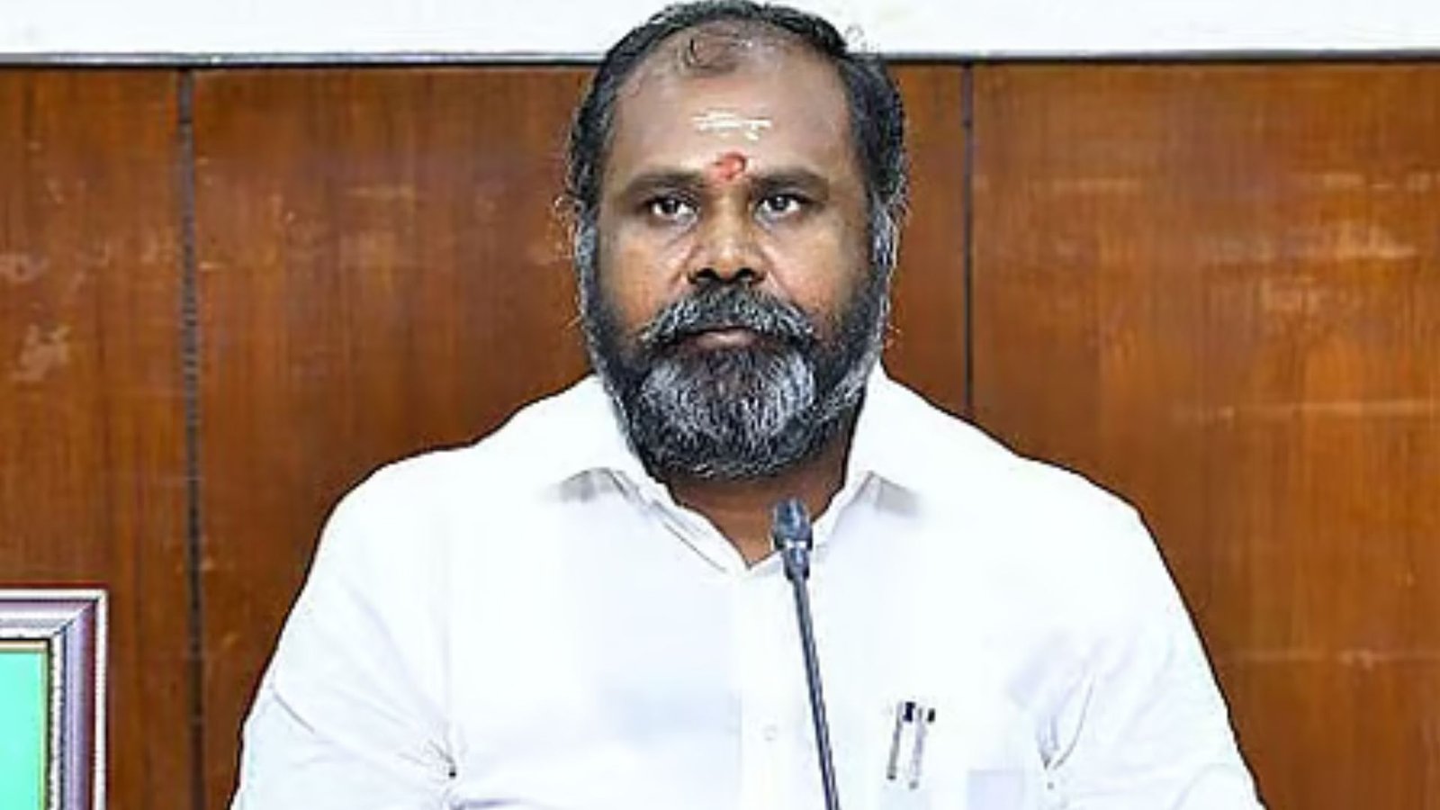 “இது எப்படி ஜனநாயகமாகும்?” – விஜய் படக் கலைஞர்களுக்கு அரசுப் பதவி வழங்குவதாக ஆர்.பி.உதயகுமார் சாடல்!