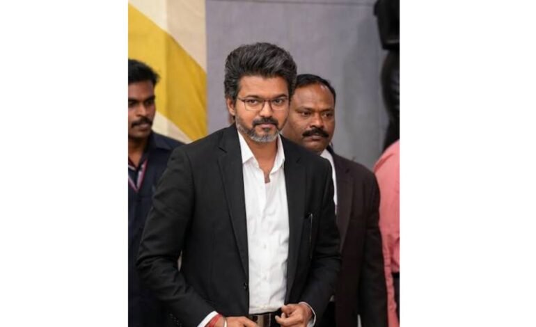 “சினிமா போஸ்டர் பாணியில் விளம்பரம்!” – 100வது நாள் ஆட்சியை அச்சிட்டு பிரம்மாண்டமாகக் கொண்டாடும் தவெக!