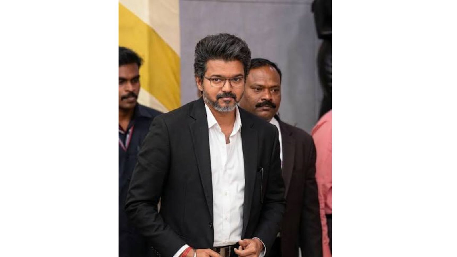 “சினிமா போஸ்டர் பாணியில் விளம்பரம்!” – 100வது நாள் ஆட்சியை அச்சிட்டு பிரம்மாண்டமாகக் கொண்டாடும் தவெக!