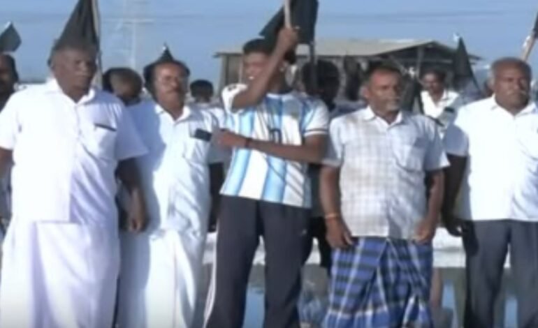 “தூத்துக்குடியில் உப்பளத் தொழிலாளர்கள் போராட்டம்!” – கப்பல் கட்டும் தளத்திற்கு எதிர்ப்புத் தெரிவித்துக் கருப்புக் கொடி!
