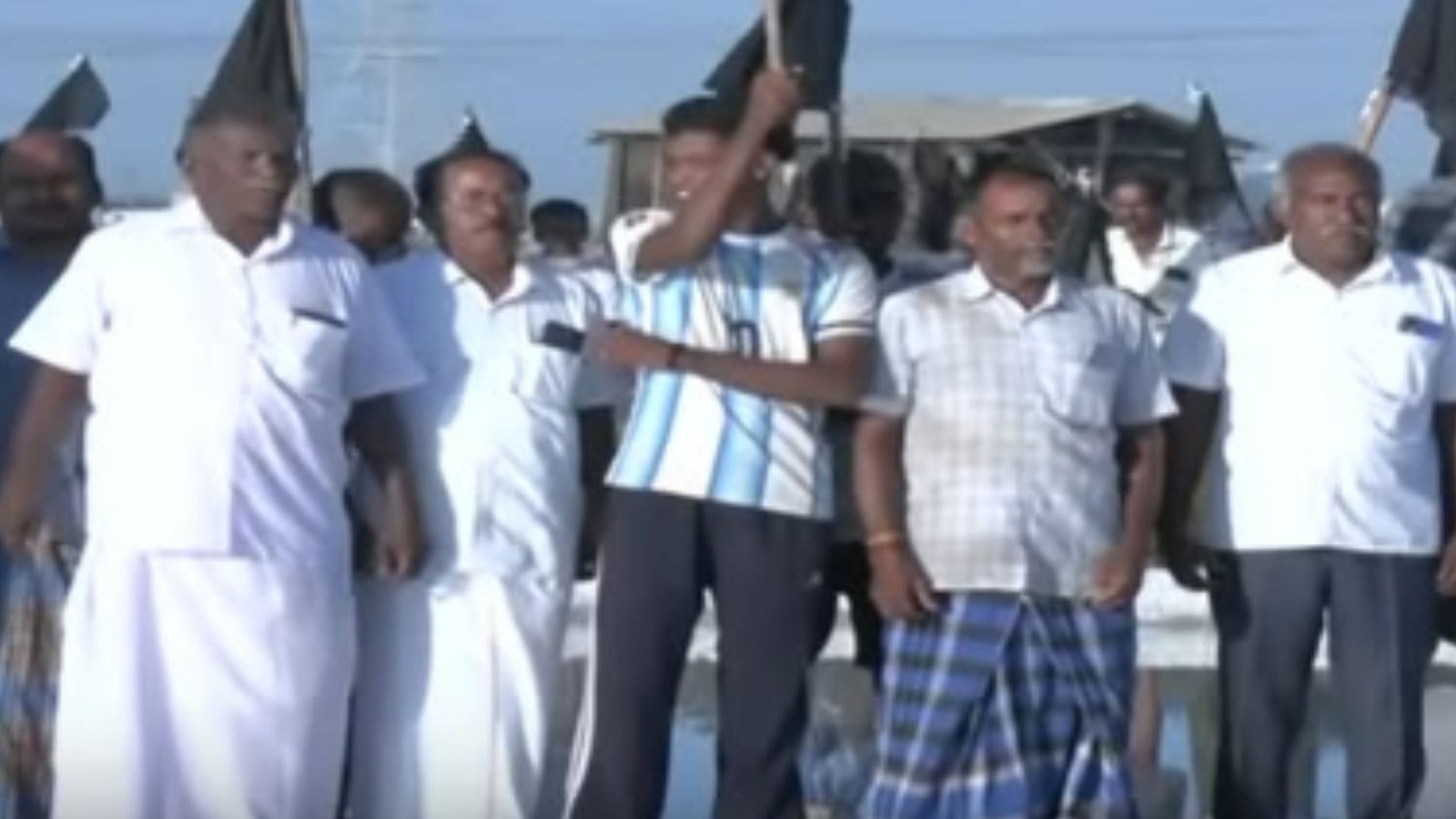 “தூத்துக்குடியில் உப்பளத் தொழிலாளர்கள் போராட்டம்!” – கப்பல் கட்டும் தளத்திற்கு எதிர்ப்புத் தெரிவித்துக் கருப்புக் கொடி!