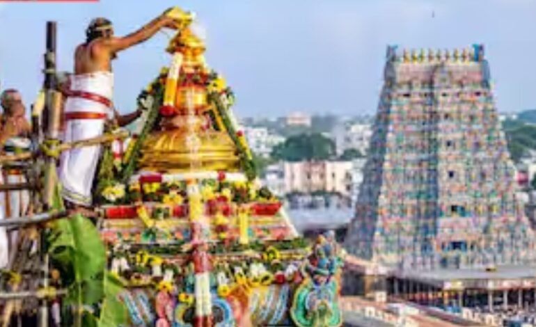 “17 ஆண்டுகளுக்குப் பிறகு மீனாட்சி அம்மன் கோயில் குடமுழுக்கு!” – பக்தர்கள் பரவசம்!