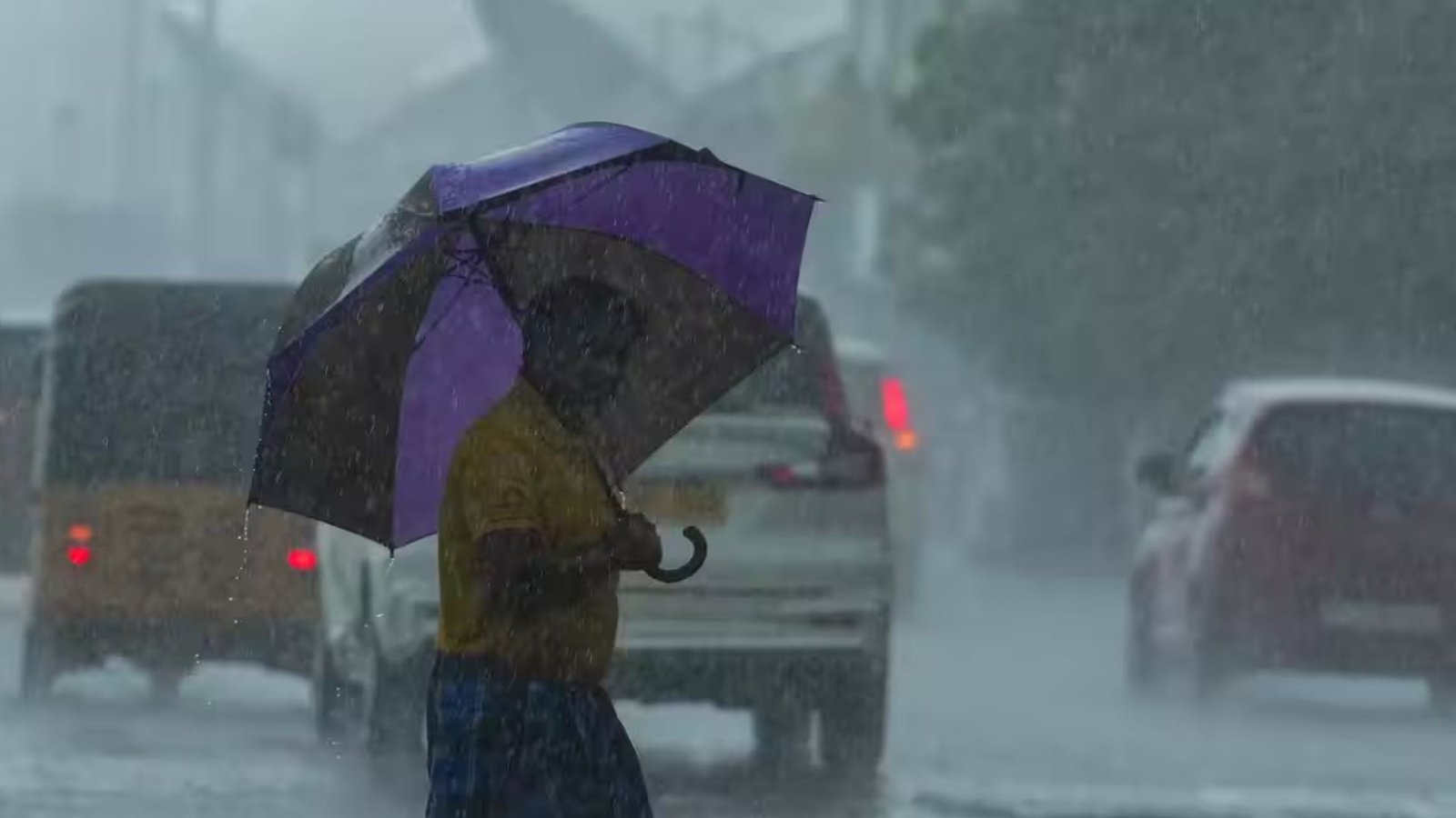 “மழை பாதிப்பா?” – சென்னை மக்களுக்காக மண்டல வாரியான உதவி எண்களை வெளியிட்டது அரசு!